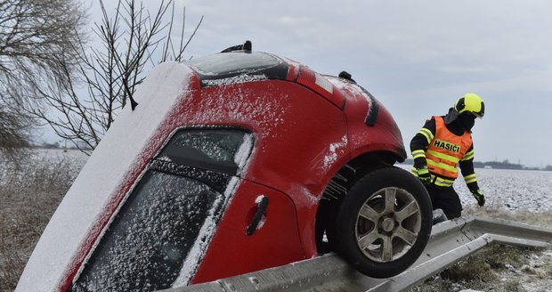 Hasiči zasahují 8. února 2021 u dopravní nehody u Břeclavi. Ledovka komplikuje dopravu na jižní Moravě, silničáři nabádají řidiče k opatrnosti.