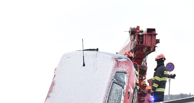 Hasiči zasahují 8. února 2021 u dopravní nehody u Břeclavi. Ledovka komplikuje dopravu na jižní Moravě, silničáři nabádají řidiče k opatrnosti.