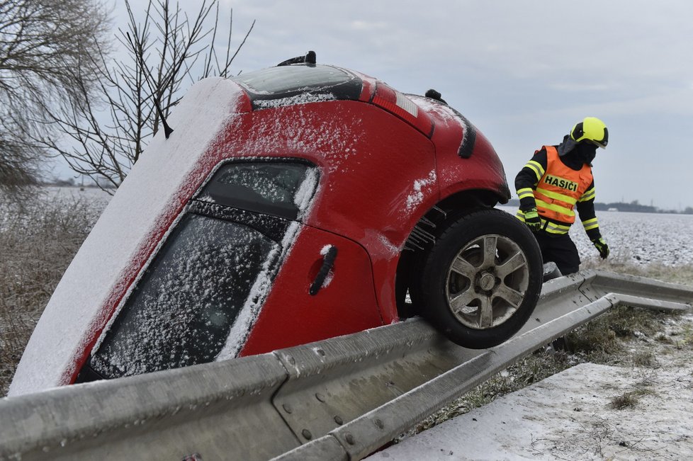 Hasiči zasahují 8. února 2021 u dopravní nehody u Břeclavi. Ledovka komplikuje dopravu na jižní Moravě, silničáři nabádají řidiče k opatrnosti.