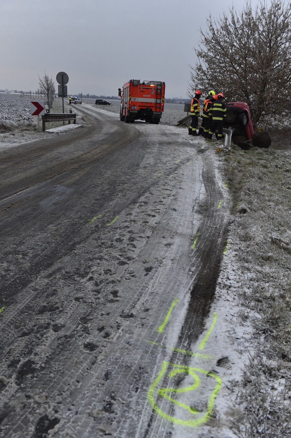 Hasiči zasahují 8. února 2021 u dopravní nehody u Břeclavi. Ledovka komplikuje dopravu na jižní Moravě, silničáři nabádají řidiče k opatrnosti.