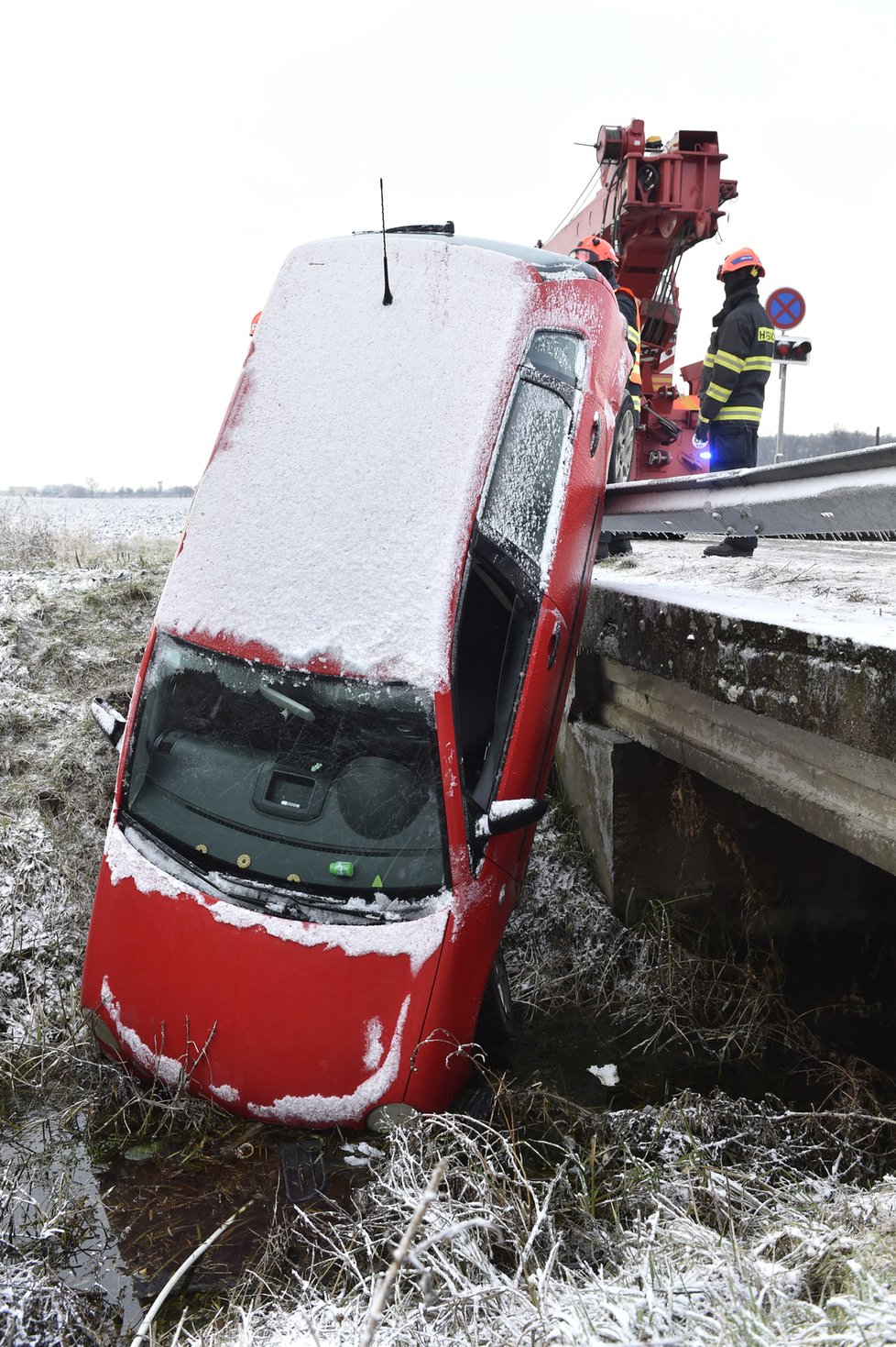 Hasiči zasahují 8. února 2021 u dopravní nehody u Břeclavi. Ledovka komplikuje dopravu na jižní Moravě, silničáři nabádají řidiče k opatrnosti.