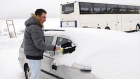Ze svého auta musel škrábat sníh i Robin Drožďák (19) z Božího Daru