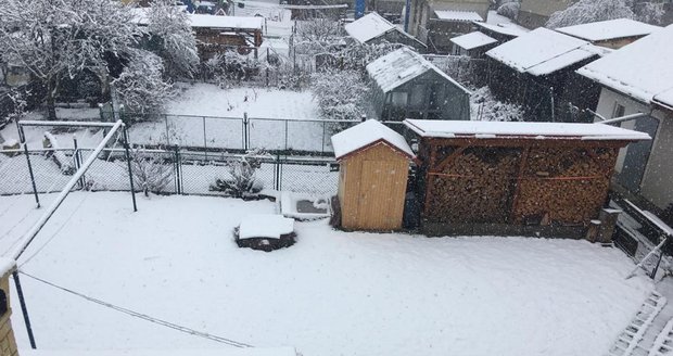 Do Česka, ve kterém trvá nouzový stav kvůli koronaviru, se vrátil sníh (21. 3. 2020).