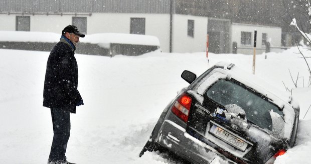 Také v sousedním Rakousku sníh komplikuje dopravu. Někteří to ovšem berou s humorem