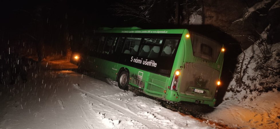 V Jetřichovicích sjel autobus na zasněžené silnici do příkopu.