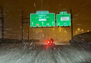 Silný vítr se sněhem a deštěm komplikuje v Praze dopravu (1. února 2023)