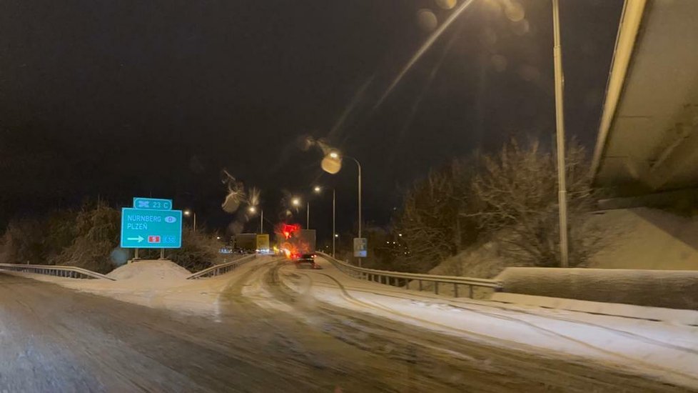 Silný vítr se sněhem a deštěm komplikuje v Praze dopravu (1. února 2023)