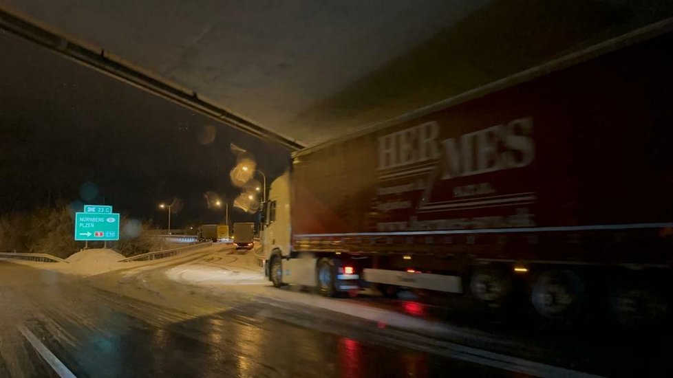 Silný vítr se sněhem a deštěm komplikuje v Praze dopravu (1. února 2023).