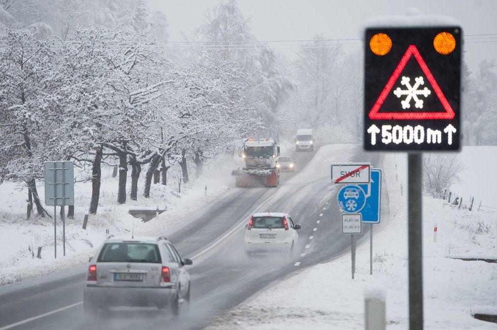 Sníh komplikuje na řadě míst dopravu. Bez zimních gum by řidiči neměli rozhodně vyjíždět. Sněžit má na některých místech i během dne.