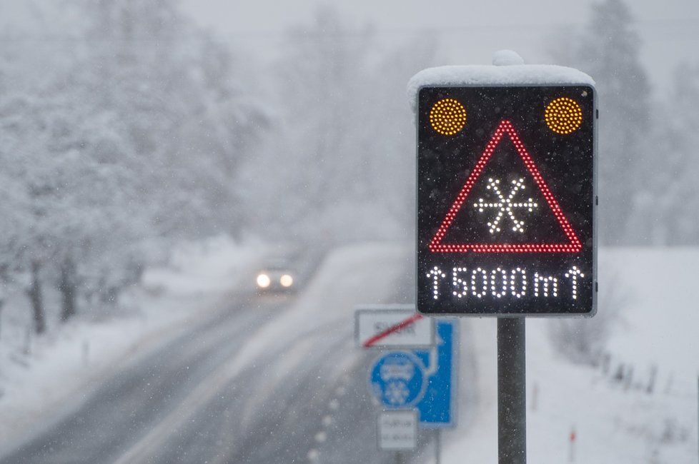 Sníh komplikuje na řadě míst dopravu. Bez zimních gum by řidiči neměli rozhodně vyjíždět. Sněžit má na některých místech i během dne.