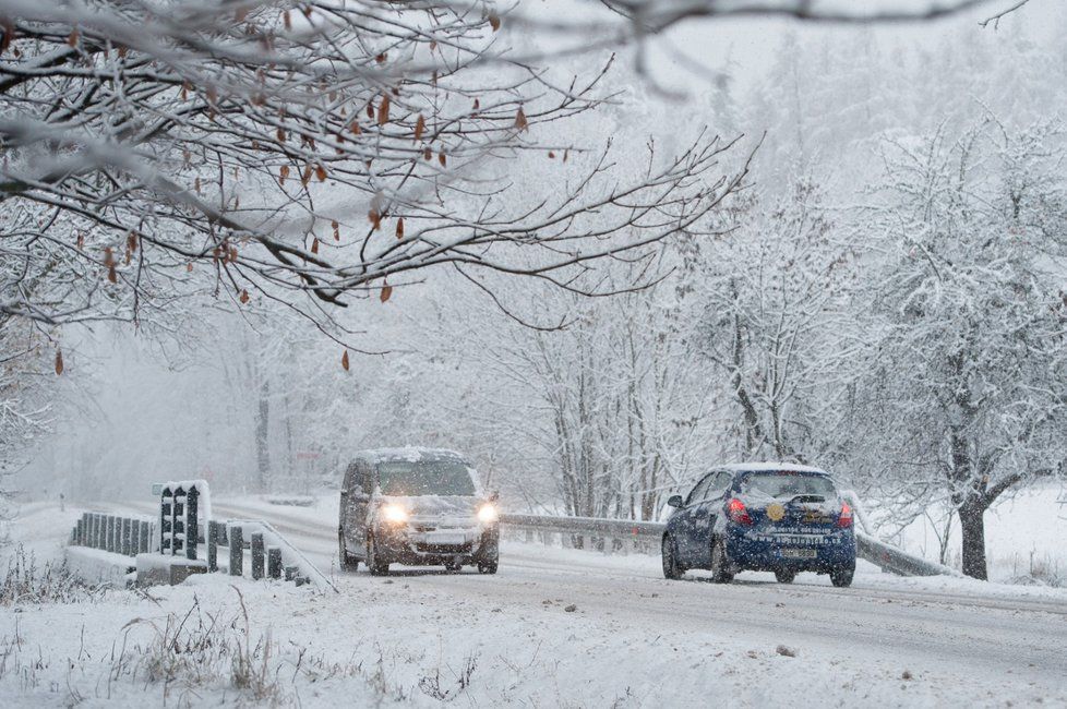 Sníh komplikuje na řadě míst dopravu. Bez zimních gum by řidiči neměli rozhodně vyjíždět (ilustrační foto)