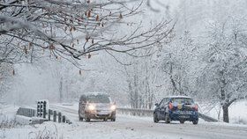 Sníh komplikuje na řadě míst dopravu. Bez letních gum by řidiči neměli rozhodně vyjíždět. Sněžit má na některých místech i během dne