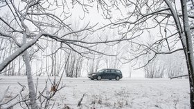 Sníh komplikuje na řadě míst dopravu. Bez letních gum by řidiči neměli rozhodně vyjíždět. Sněžit má na některých místech i během dne