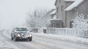 Sníh komplikuje na řadě míst dopravu. Bez zimních gum by řidiči neměli rozhodně vyjíždět (ilustrační foto)