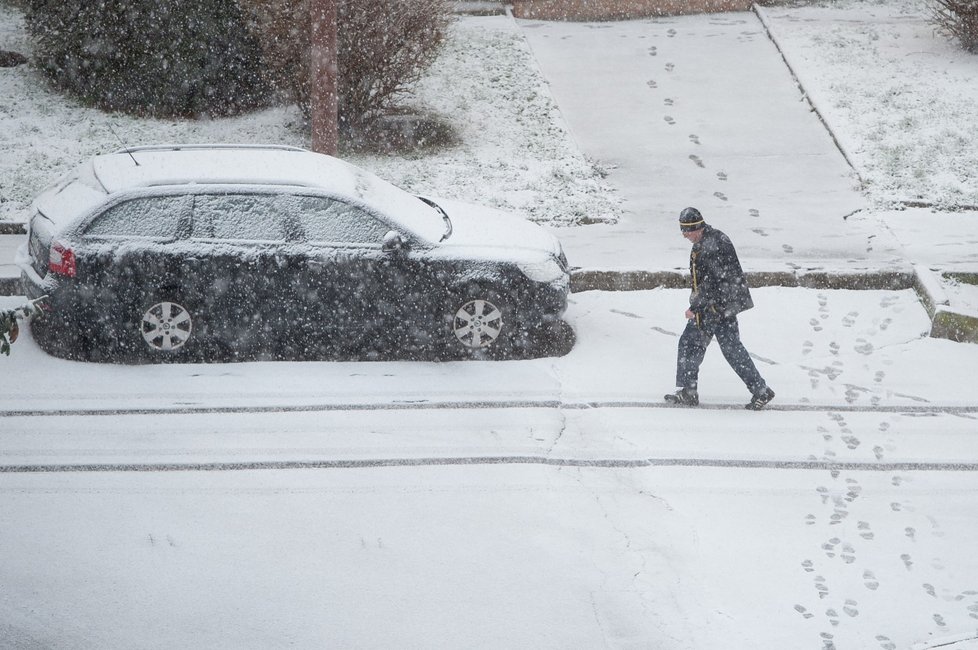 Sníh komplikoval dopravu na mnoha místech Česka už ve středu ráno.