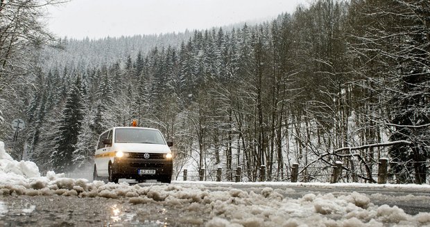 V horských oblastech Královéhradeckého kraje napadlo 26. dubna několik centimetrů mokrého sněhu. Na snímku je silnice z Vrchlabí do Špindlerova Mlýna.