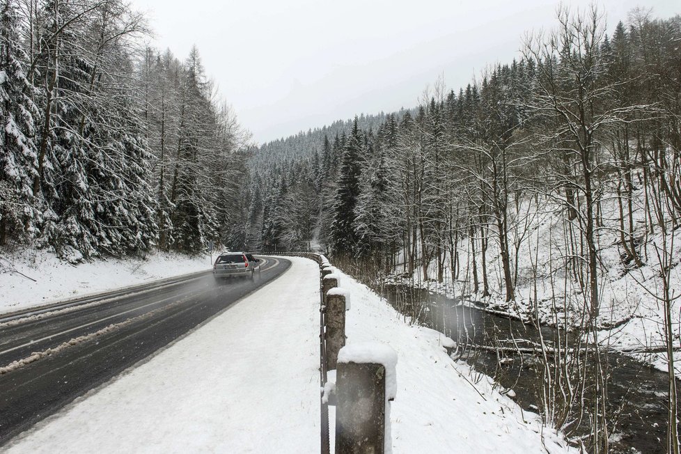 V horských oblastech Královéhradeckého kraje napadlo 26. dubna několik centimetrů mokrého sněhu. Na snímku je silnice z Vrchlabí do Špindlerova Mlýna.