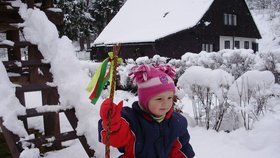 Takhle to vypadalo ráno v Sedloňově v Orlických horách, naše dcera Dorotka tomu nemohla věřit a tak jsme udělali fotku i pro babičku, když jsou ty Velikonoce. No včera všude zeleno a dneska bílo.