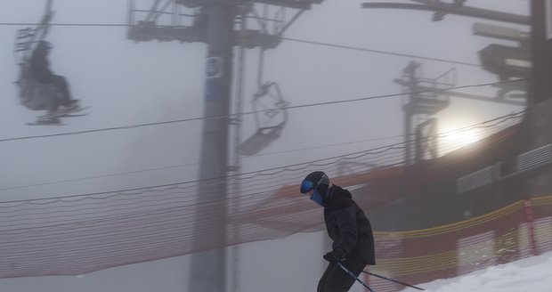 Večerní lyžování za husté mlhy ve Sport areálu Klíny v Krušných horách