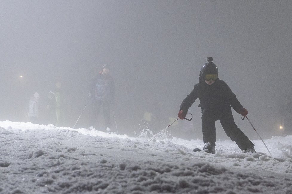 Večerní lyžování za husté mlhy ve Sport areálu Klíny v Krušných horách