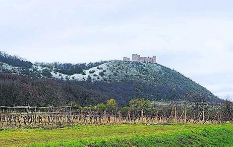 8. dubna 2023 Dívčí hrady Dominantu Pálavských vrchů zasypal sníh.