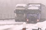 Večer policisté na víc než hodinu uzavřeli dálnici D1 ve směru na Prahu mezi 141. a 125. kilometrem, aby ji silničáři mohli posolit (ilustrační foto)