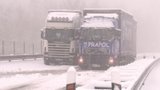 Sníh komplikuje dopravu v Česku. Náledí uzavřelo část dálnice D1 na Vysočině
