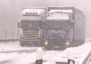 Večer policisté na víc než hodinu uzavřeli dálnici D1 ve směru na Prahu mezi 141. a 125. kilometrem, aby ji silničáři mohli posolit (ilustrační foto)