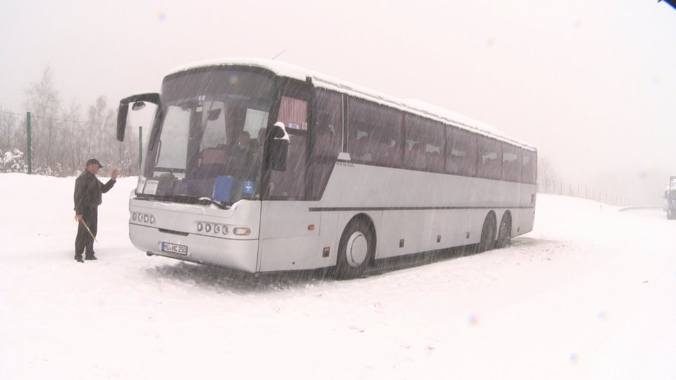 Do potíží se kvůli sněhu dostal i tento autobus