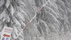 Karlova Studánka(ČR) - Řidič odhazuje sníh 15. října na parkovišti na Ovčárně u Karlovy Studánky na Bruntálsku, aby mohl vyjet.