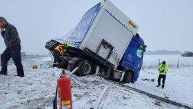 Hasiči měli na moravskoslezských silnicích po vydatném sněžení napilno. 