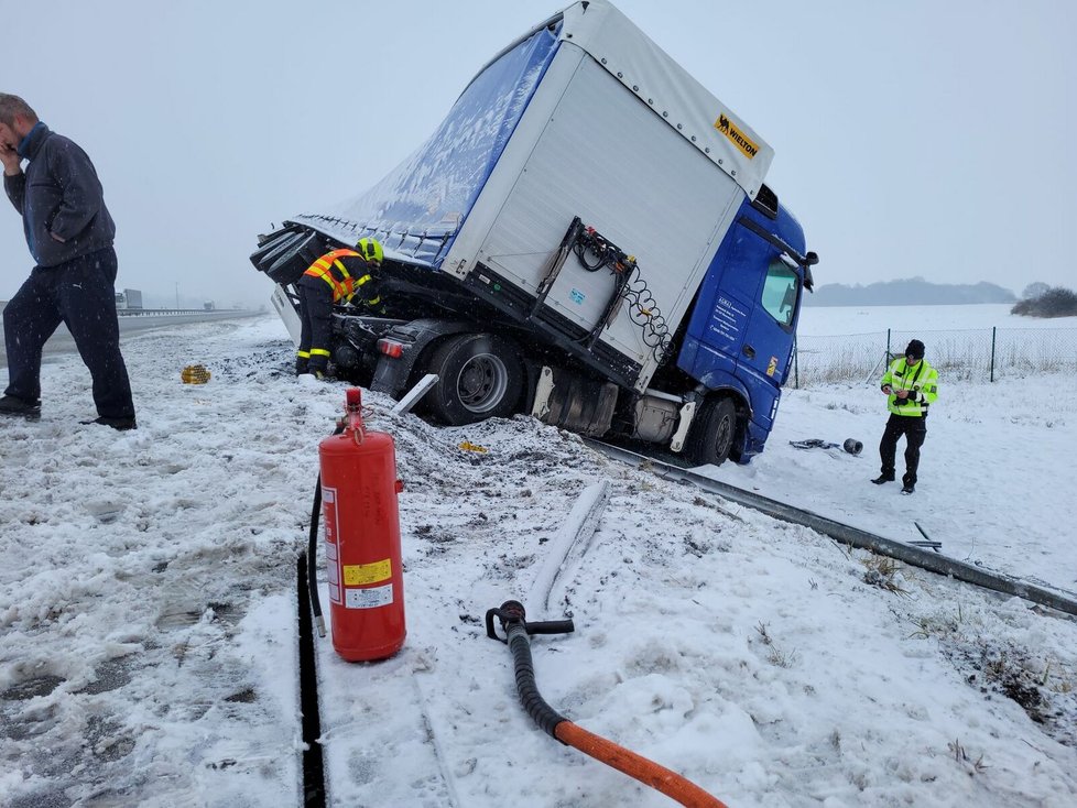 Hasiči měli na moravskoslezských silnicích po vydatném sněžení napilno.