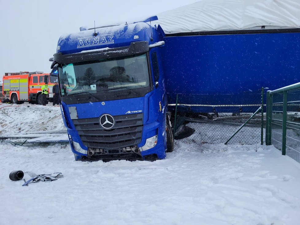 Hasiči měli na moravskoslezských silnicích po vydatném sněžení napilno.