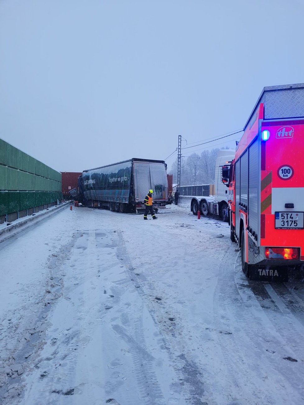 Hasiči měli na moravskoslezských silnicích po vydatném sněžení napilno.