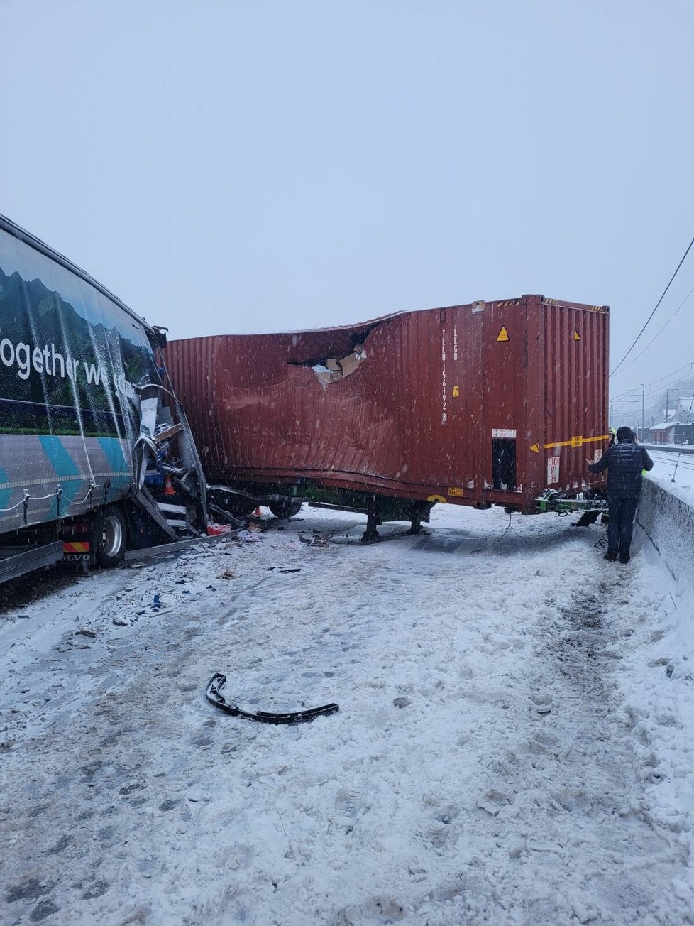 Hasiči měli na moravskoslezských silnicích po vydatném sněžení napilno.