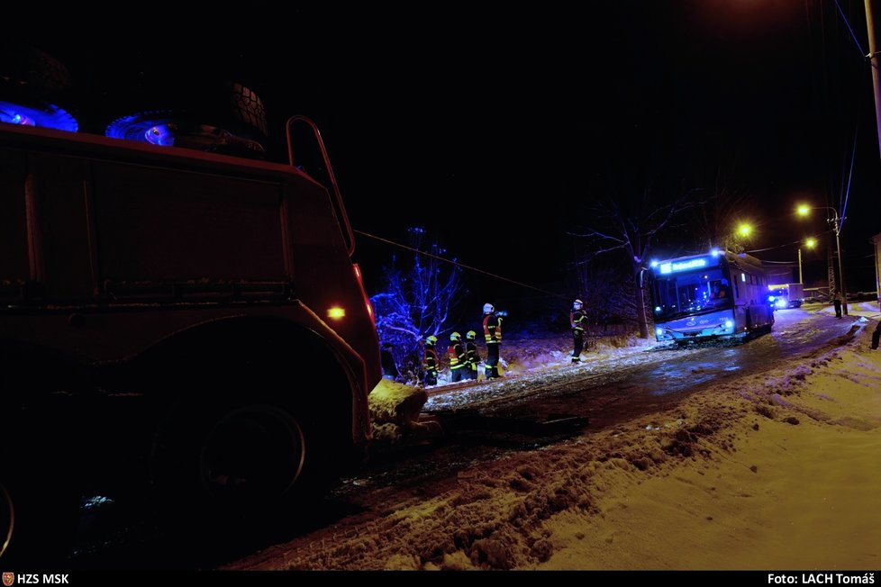 Hasiči měli na moravskoslezských silnicích po vydatném sněžení napilno.