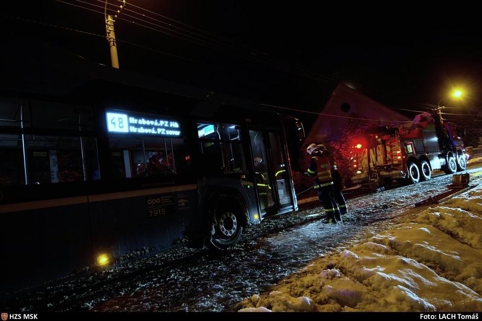 Hasiči měli na moravskoslezských silnicích po vydatném sněžení napilno.