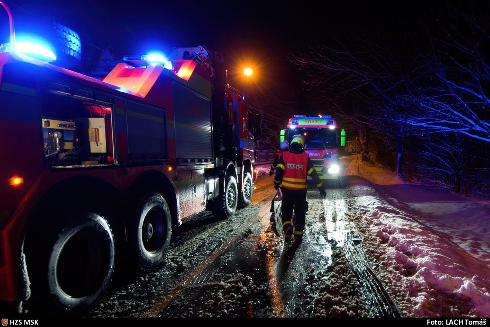 Hasiči měli na moravskoslezských silnicích po vydatném sněžení napilno.