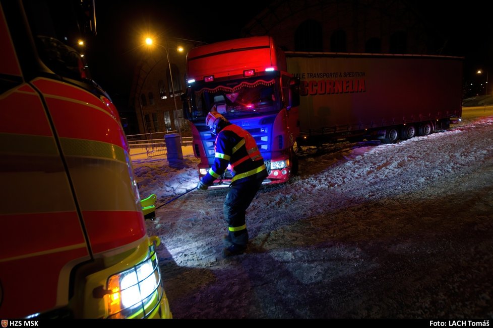 Hasiči měli na moravskoslezských silnicích po vydatném sněžení napilno.