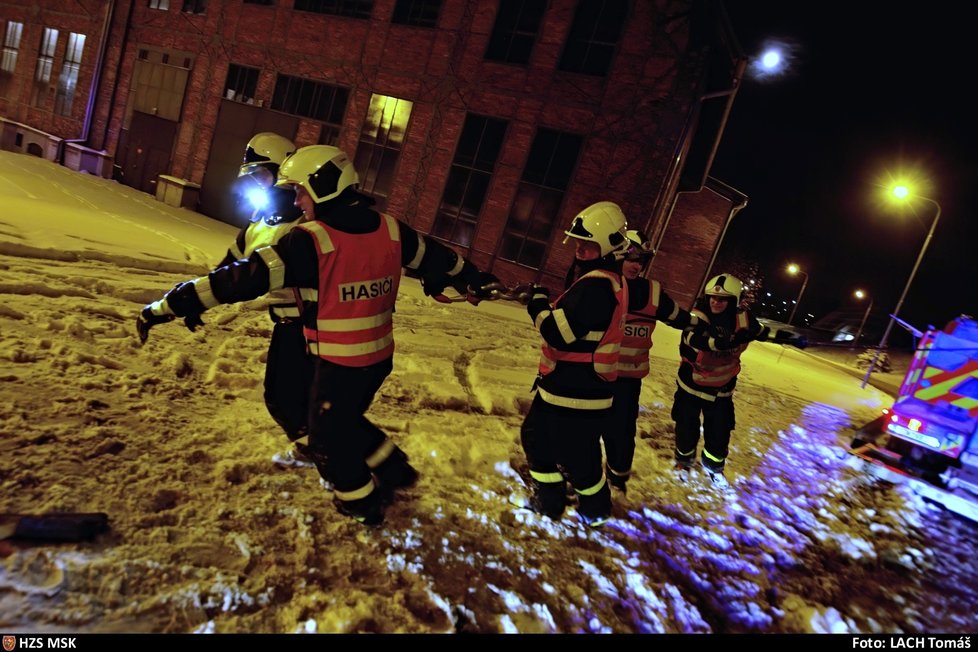 Hasiči měli na moravskoslezských silnicích po vydatném sněžení napilno.