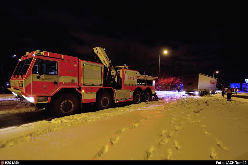 Hasiči měli na moravskoslezských silnicích po vydatném sněžení napilno.