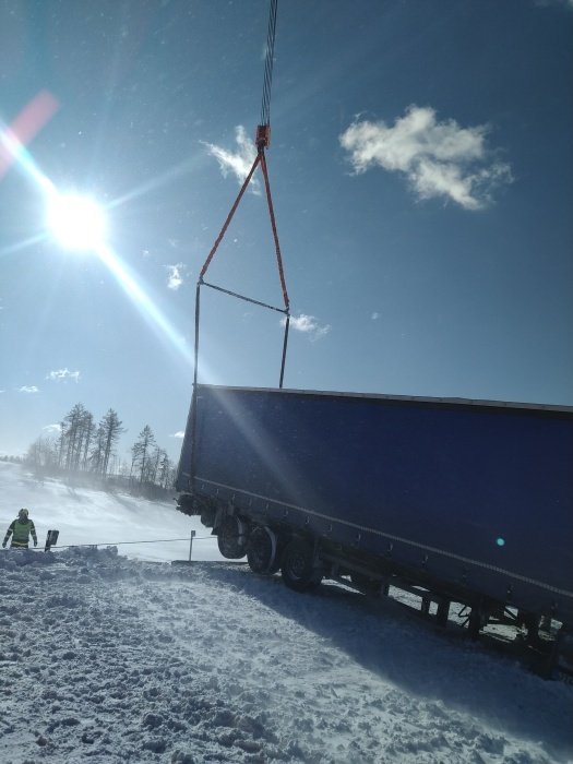Na Bruntálsku vyprošťovali hasiči dva kamiony uvázlé ve sněhu.