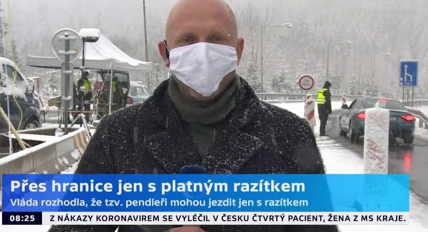 Sníh v Česku, kde kvůli koronaviru dál platí stav nouze: Zasypal i některé hraniční přechody, např. Strážný, kde kontrolují pendlery při cestách za prací do Německa a Rakouska (21. 3. 2020).