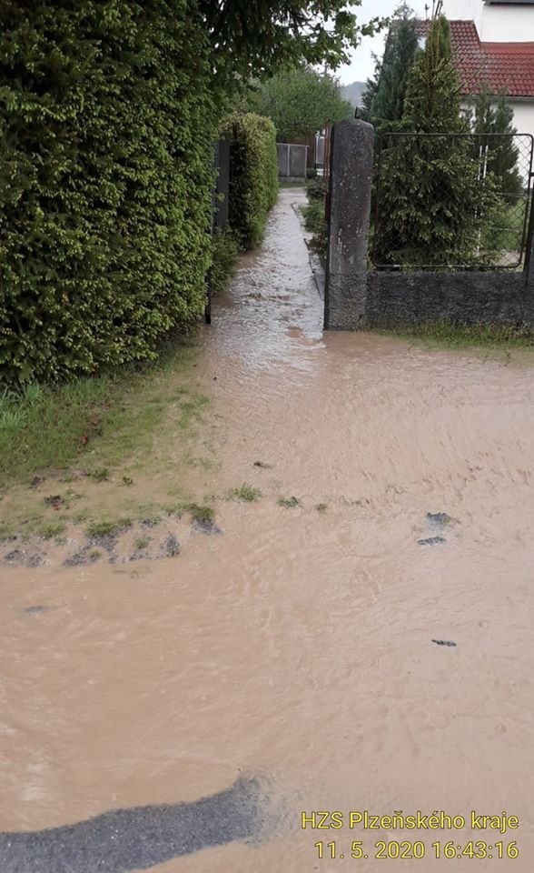 Velkými Hydčicemi na Klatovsku se prohnala po dešti přívalová vlna.