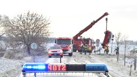 Hasiči vyprošťují vůz z příkopu u Břeclavi. Ledovka komplikuje dopravu na jižní Moravě, silničáři nabádají řidiče k opatrnosti.