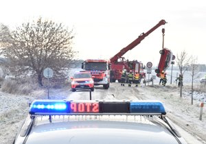 Hasiči vyprošťují vůz z příkopu u Břeclavi. Ledovka komplikuje dopravu na jižní Moravě, silničáři nabádají řidiče k opatrnosti.