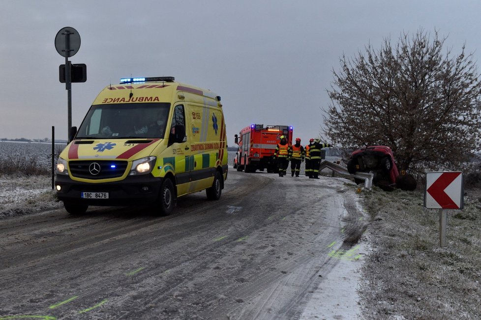 Hasiči a záchranáři zasahují u dopravní nehody u Břeclavi. Ledovka komplikuje dopravu na jižní Moravě, silničáři nabádají řidiče k opatrnosti.