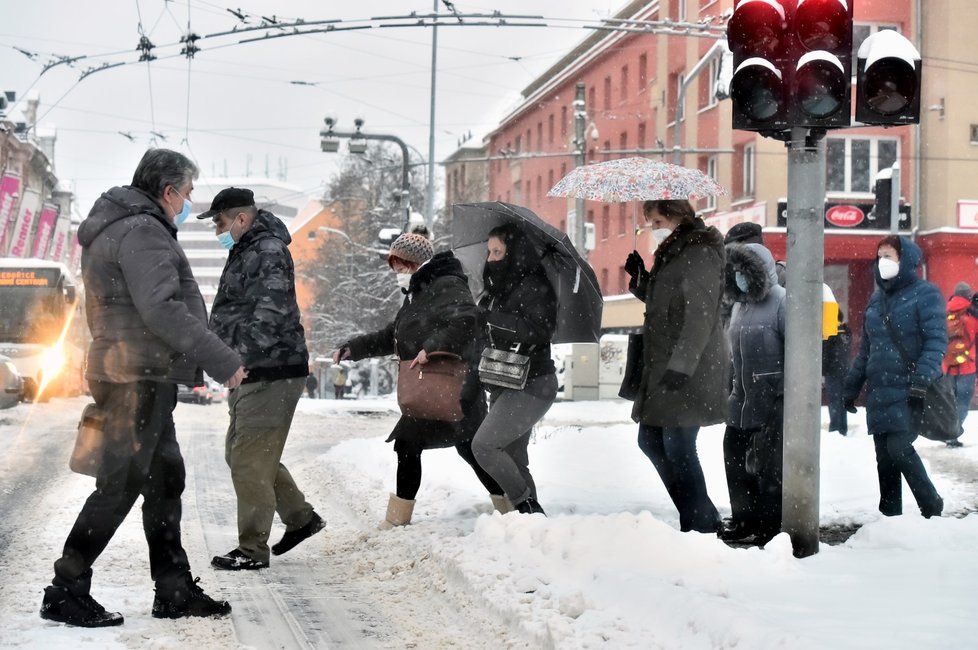 Sníh ve vysoké vrstvě leží jak na silnicích, tak na chodnících. Snímek je z Ústí nad Labem.