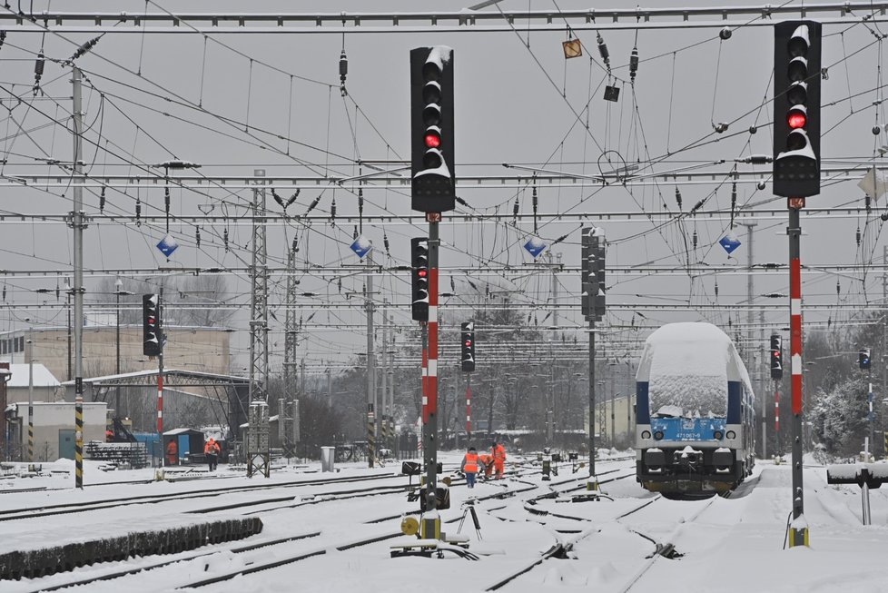Vlak stojí na zasněženém nádraží v Lysé nad Labem. Kvůli sněhové kalamitě vlaky nabírají i několikahodinová zpoždění, některé spoje vůbec nevyjely.