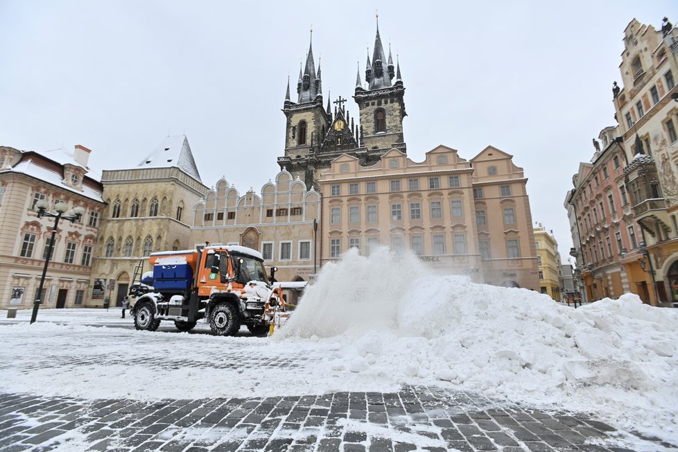 Přívaly sněhu v historickém jádru Prahy, na Staroměstském náměstí